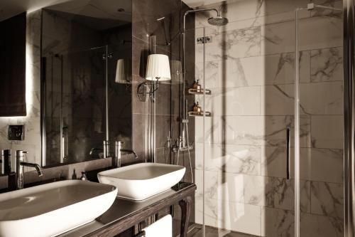 Koupelna v ubytování 1926 Le Parisot Boutique Suites