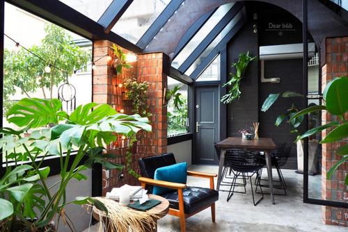 un patio con tavolo, sedie e piante di ManMan B&B a Ji'an