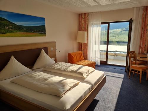 Un pat sau paturi într-o cameră la Vierburgeneck