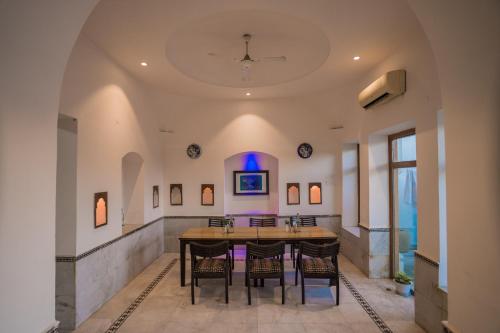 uma sala de jantar com mesa e cadeiras em Ganga Heritage By Howard em Haridwār
