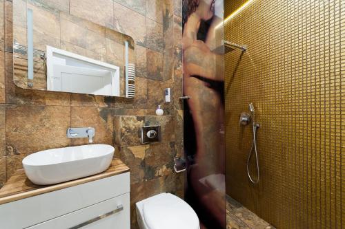 uma casa de banho com um WC, um lavatório e um chuveiro em Apartament Solny Centrum Wieliczka 11 em Wieliczka