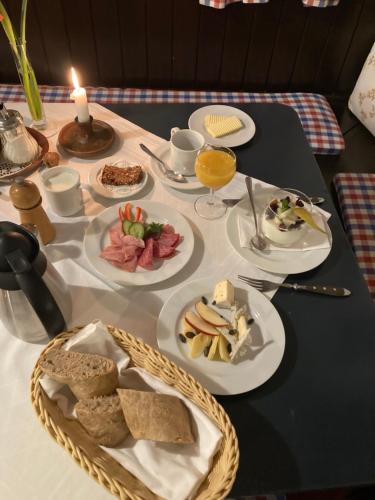 Opcije za doručak na raspolaganju gostima u objektu CALLM aka Zum goldenen Löwen - zu Nacht bei der Destillerie
