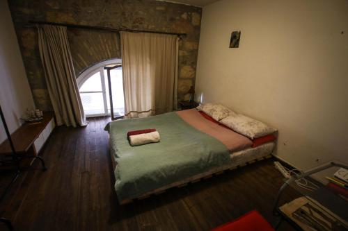 una camera con un letto in una stanza con una finestra di The monumental house ad Atene