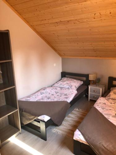 מיטה או מיטות בחדר ב-Lawendowe Domki