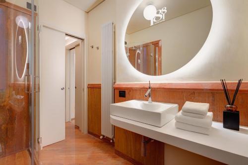 La salle de bains est pourvue d'un lavabo et d'un miroir. dans l'établissement 1881 LUXURY SUITES, à Vérone