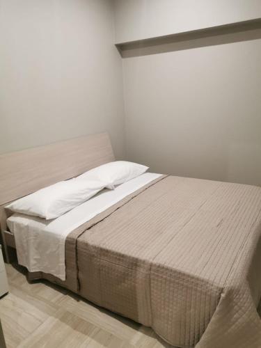 ein weißes Schlafzimmer mit einem Bett in einem Zimmer in der Unterkunft Casa Mia1 in Foggia