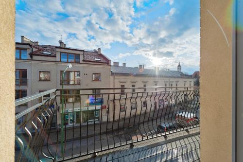 Apartament Solny Wieliczka Centrum 4にあるバルコニーまたはテラス