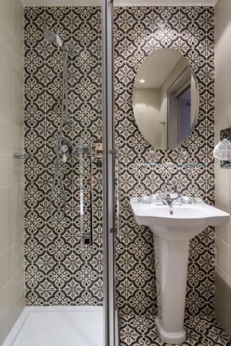 une salle de bain avec une douche, un lavabo et un miroir dans l'établissement Villa Otero by Happyculture, à Nice