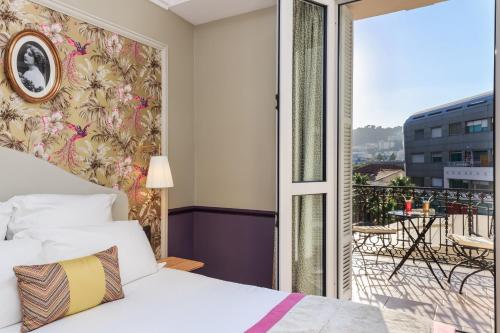 1 dormitorio con 1 cama y balcón en Villa Otero by Happyculture en Niza