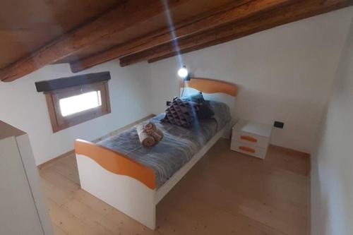 een kleine slaapkamer met een bed op zolder bij Casa Cao Appartamento "L'Ulivo" in Nurachi