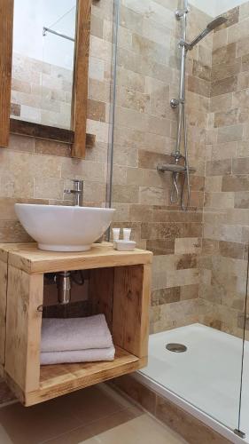ein Badezimmer mit einem Waschbecken, einer Dusche und einer Badewanne in der Unterkunft La cascade de Carcès in Carcès