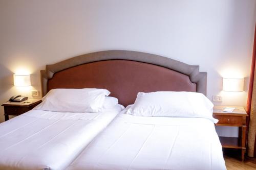 two beds with white sheets and pillows in a bedroom at Best Western Ai Cavalieri Hotel in Palermo