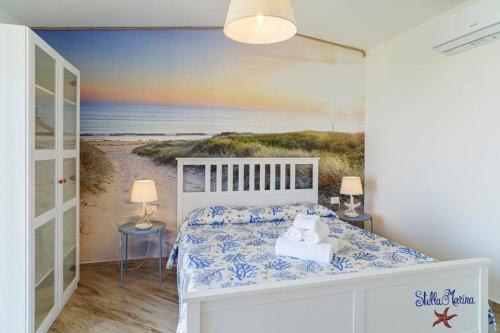 1 dormitorio con 1 cama y una pintura de la playa en Quasi in Porto Rooms, en Castellabate