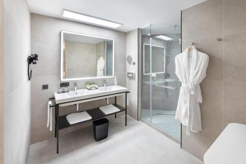 Ett badrum på Hotel Riu Palace Jandia