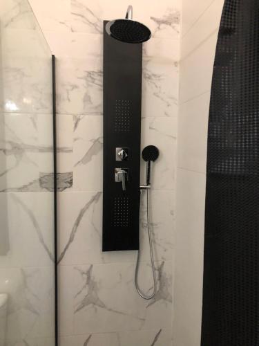 a shower in a bathroom with a black shower head at Villa del catalunya in Perpignan