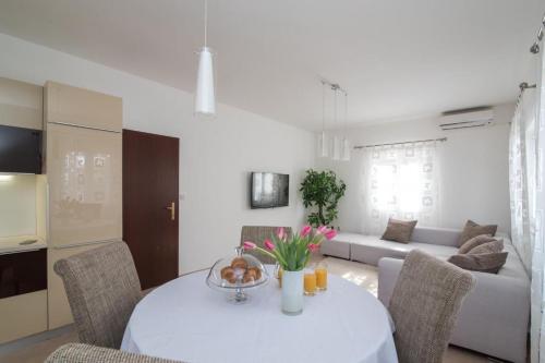 a white living room with a table and a couch at Apartment Marcela in Sutivan