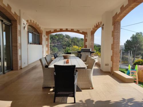 Un comedor al aire libre con mesa y sillas. en Casa Quermansó, en Vilajuïga