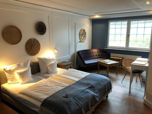 Кровать или кровати в номере Hofgut Georgenthal