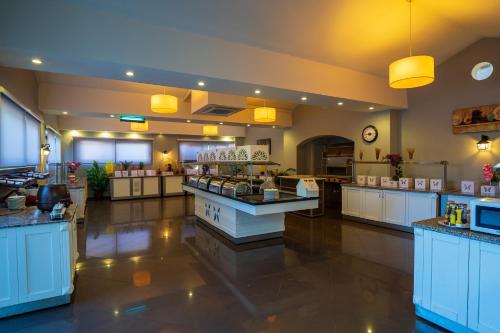 una grande stanza con aasteryasteryasteryasteryasteryasteryasteryasteryasteryasteryasteryastery di Orka Village Hisarönü a Fethiye