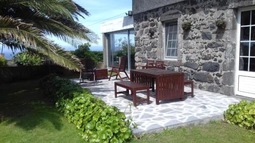 a patio with chairs and a table and a building at Novovento in Ginetes