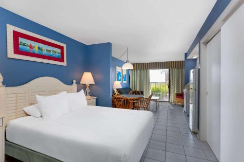 Katil atau katil-katil dalam bilik di Ocean Club Resort Myrtle Beach a Ramada by Wyndham