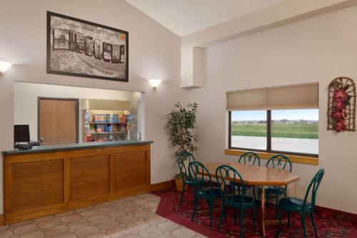 Super 8 by Wyndham Bethany MO – Photos 3