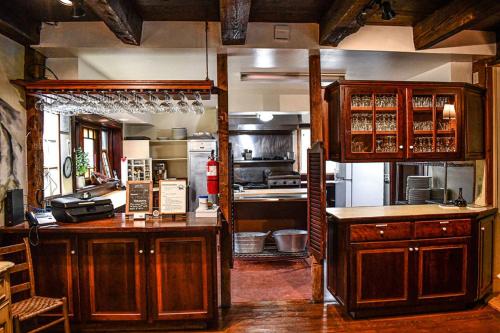 une grande cuisine avec des placards en bois et un comptoir. dans l'établissement Brook Road Inn, à Goshen