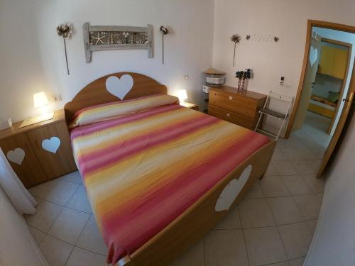una camera da letto con un letto grande con una coperta colorata di Ibiscus a Santa Maria