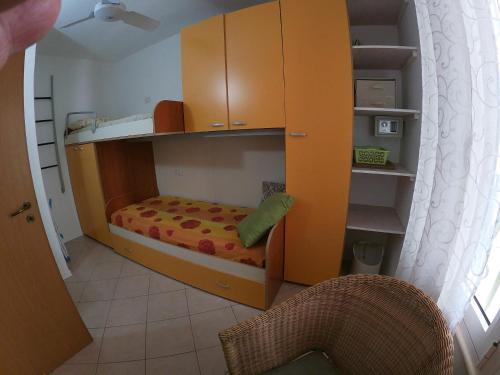 una piccola camera da letto per bambini con un letto a castello e armadi di Ibiscus a Santa Maria