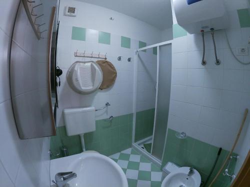 un piccolo bagno con wc e doccia di Ibiscus a Santa Maria