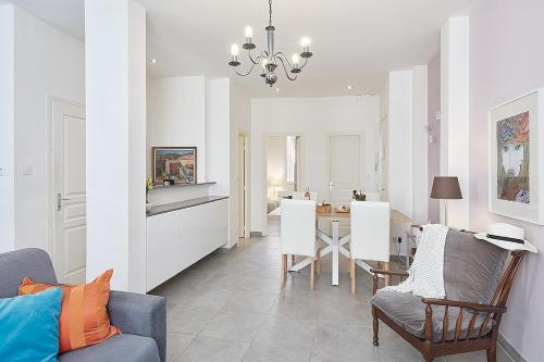 un salon avec un canapé et une salle à manger dans l'établissement Sunlight Properties - 