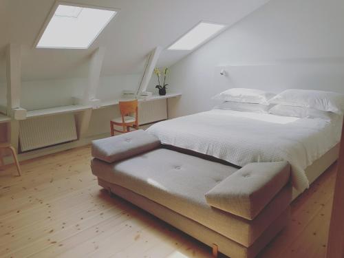 En eller flere senge i et værelse på Prästgården Hotell & Bryggeri