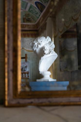 a reflection of a white vase in a mirror at Q92 Noto in Noto