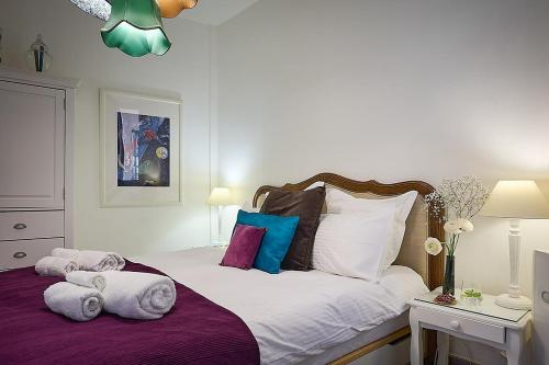 - une chambre avec un lit et des serviettes dans l'établissement Sunlight Properties - "L'Artiste" - Old Town - By sea, à Nice