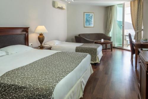 Een bed of bedden in een kamer bij Bodrum Holiday Resort & Spa