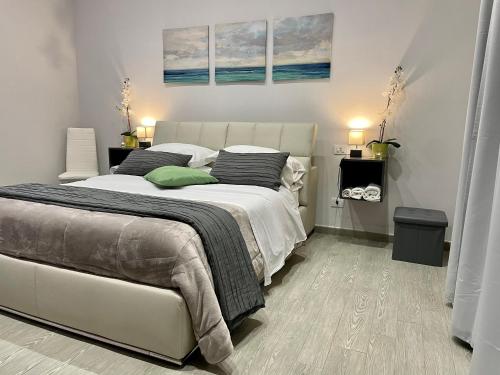 Un dormitorio con una cama grande con dos almohadas. en BeBaSu, en Nápoles