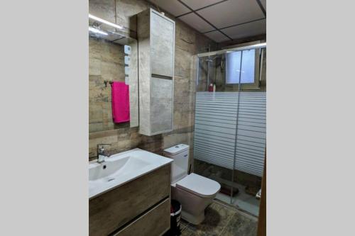 a bathroom with a sink and a toilet and a shower at Apartamento H9 Gran Playa con vistas al mar in Santa Pola