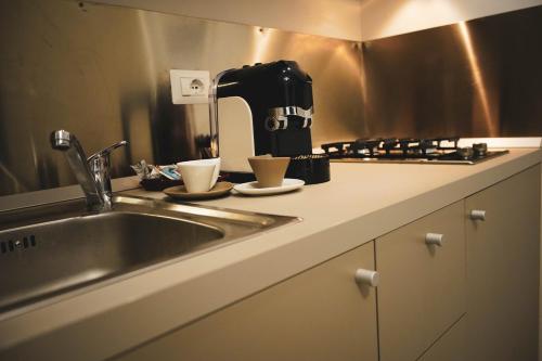 YEASY smart rooms Cefalù tesisinde mutfak veya mini mutfak