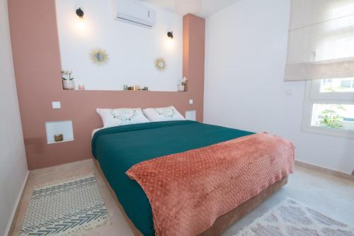 1 dormitorio con 1 cama con manta verde en My Cosy Place Rabat - RABAT AGDAL GARE TGV ARRIBAT Center, en Rabat