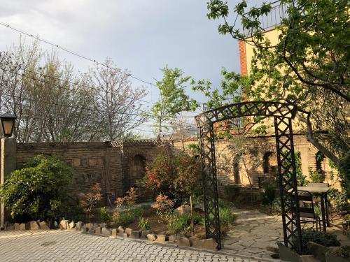 Taman di luar Artists Residence in Tbilisi