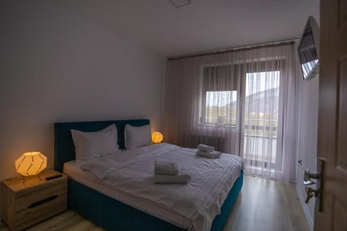 - une chambre avec un lit et 2 serviettes dans l'établissement Bucegi View 39 - Colina Marei, à Sinaia