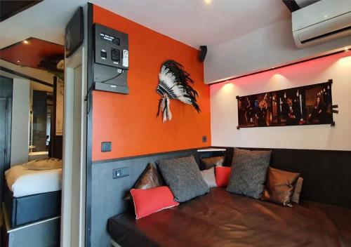 - un salon avec un canapé dans l'établissement APARTMENT NATURIST CAP CARBONE, au Cap d'Agde