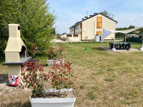a backyard with a house and some plants in a yard at Gold Oasi - Business Solution in Ferrara