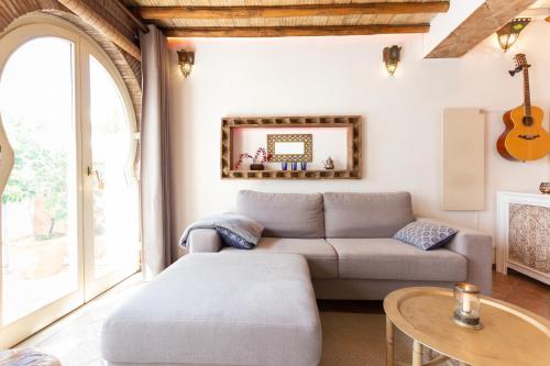 a living room with a couch and a guitar at Beachhouse Algarve, Beach 50m in Salema