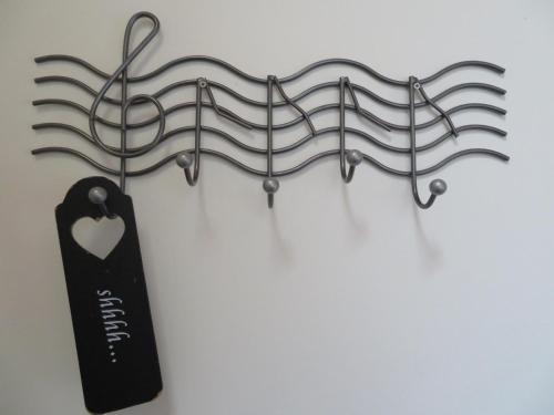 a metal heart sign hanging from a wall at B&B De Willemshoeve in Wageningen