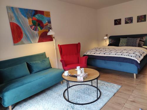 Sala de estar con cama, sofá y mesa en Ferienwohnung Vogelnest im Schwarzwald en Baiersbronn