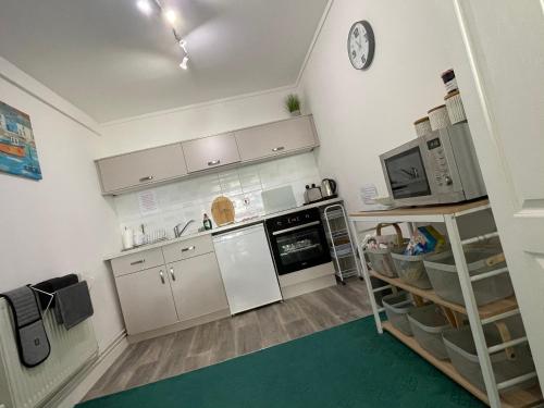 Η κουζίνα ή μικρή κουζίνα στο Barracuda, Beachside Apartment