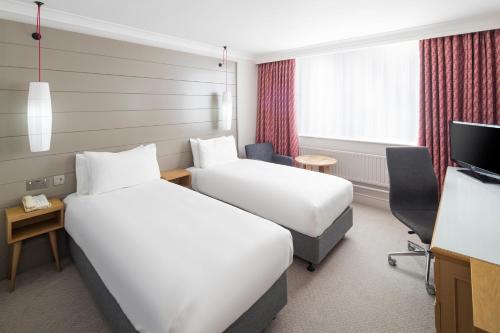 Ein Bett oder Betten in einem Zimmer der Unterkunft Holiday Inn Peterborough West by IHG