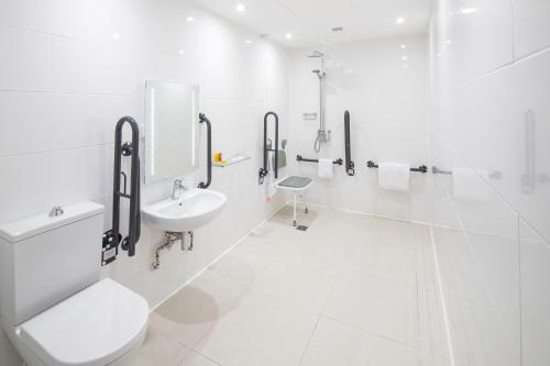 Ein Badezimmer in der Unterkunft Holiday Inn Peterborough West by IHG