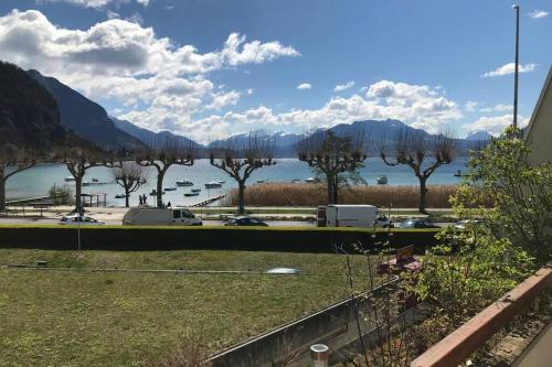 Foto CHEZ JACQUES - terrasse avec vue lac et montagne
